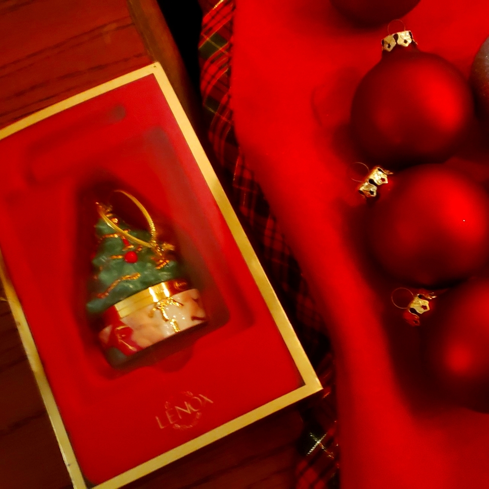 LENOX Collectible Christmas Tree Treasure Box Ornament w/Gold Trim Holiday 545